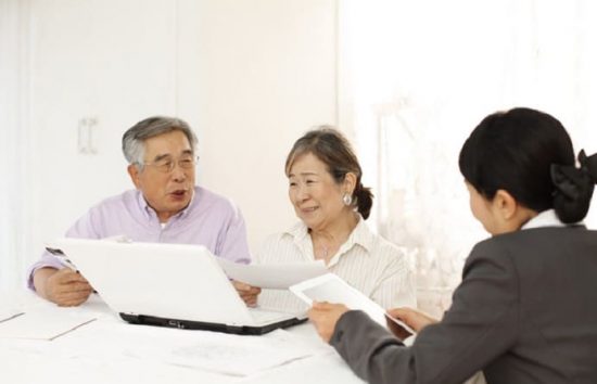 老夫婦と相談員