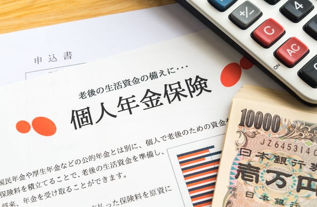 個人年金保険と電卓と一万円札