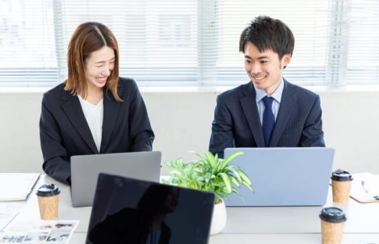 和やかに仕事をするFPとパラプランナー