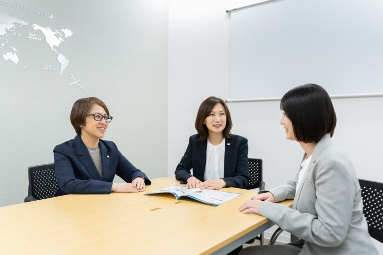 新宿オフィス女子打ち合わせ風景